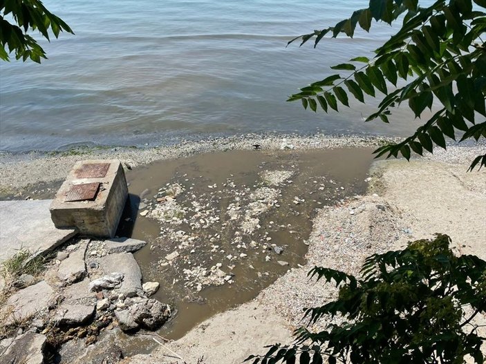 Florya'da kanalizasyondaki kirli su denize aktı