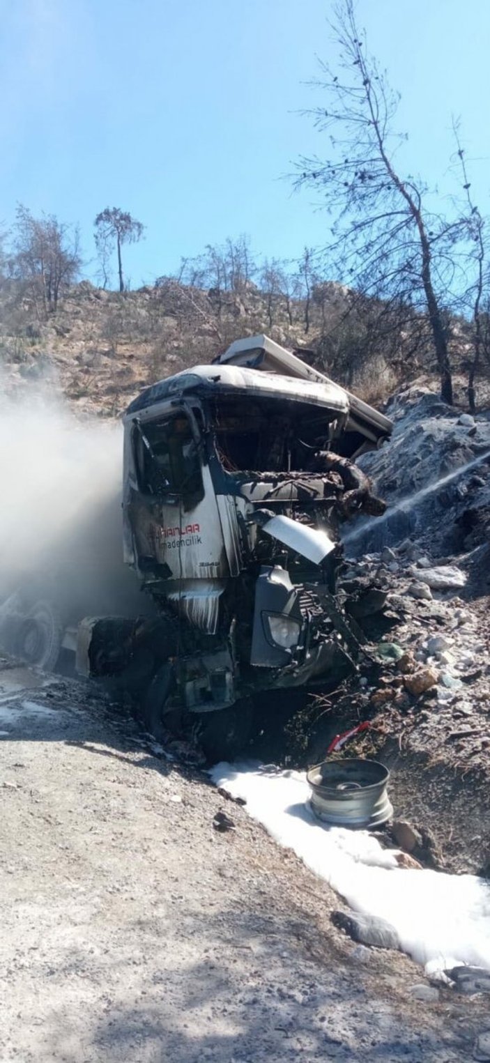 Muğla’da sürücü, yanan kamyonunun içinde öldü