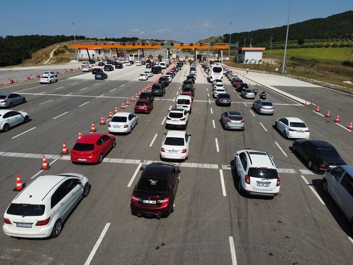 İstanbul'da tatilcilerin dönüş trafiği sürüyor