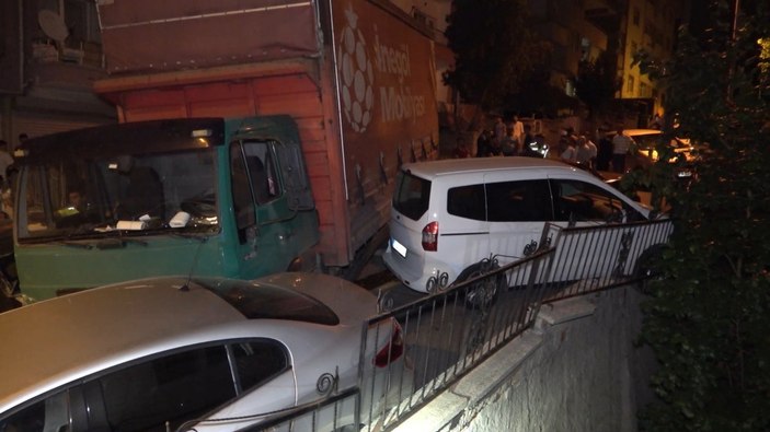 Kırıkkale'de kamyonun freni boşaldı: 9 araç zarar gördü
