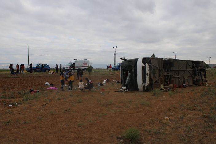 Kayseri'de tur otobüsü şarampole devrildi