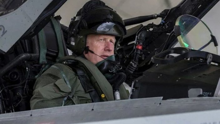 Boris Johnson, savaş uçağı kullandı