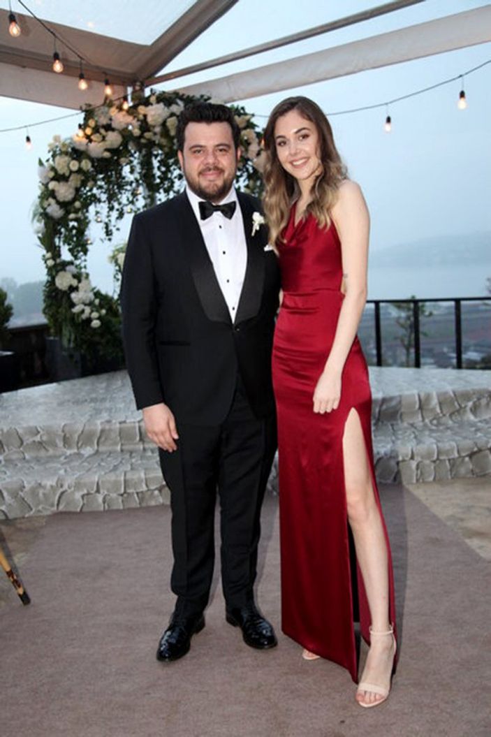 Eser Yenenler'in eşi Berfu Yenenler bikiniyle poz verdi! 'Ah Eser ah ne şanslısın..'