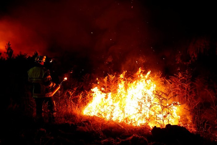 Fransa'da orman yangınlarına müdahale, tartışmaya yol açtı