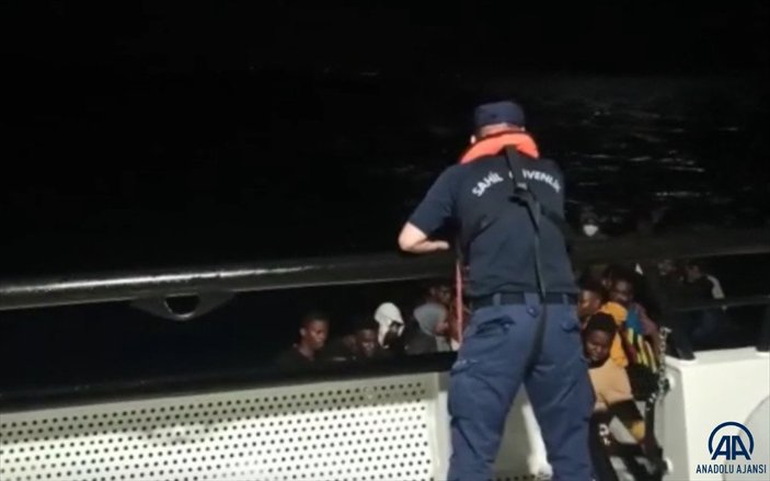 İzmir açıklarında 163 düzensiz göçmen kurtarıldı, 92 göçmen yakalandı