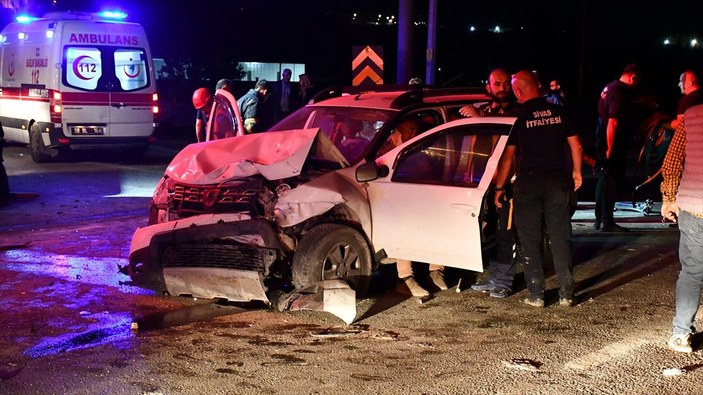 Sivas'ta 2 araç çarpıştı: 1 ölü 9 yaralı