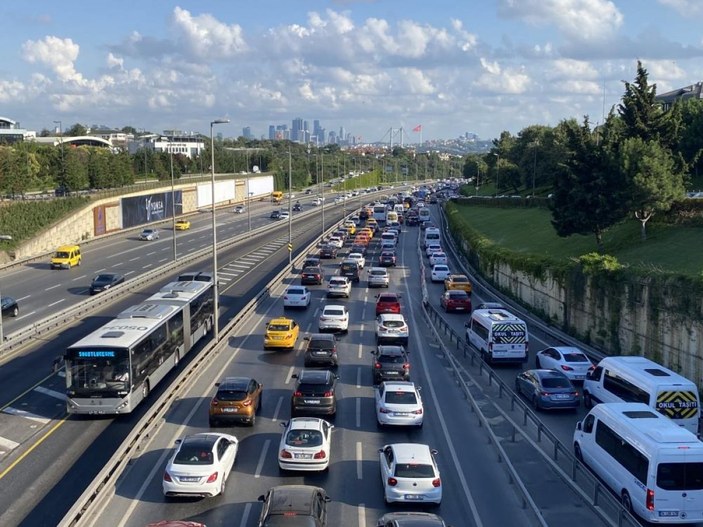 İstanbul'da bayram dönüşü trafik yoğunluğu oluştu