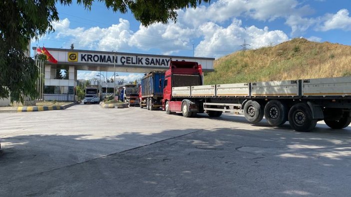 Kocaeli'de fabrikanın bacasından çıkan dumandan bölge halkı rahatsız