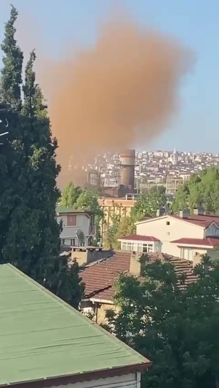 Kocaeli'de fabrikanın bacasından çıkan dumandan bölge halkı rahatsız
