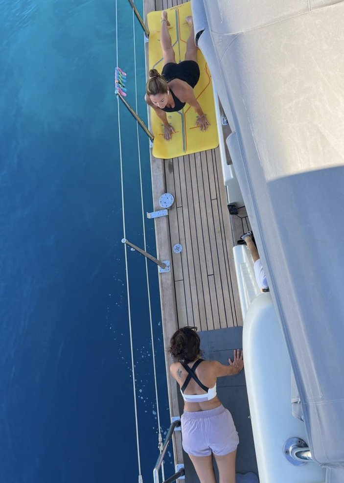 Pınar Altuğ teknede amuda kalktı!