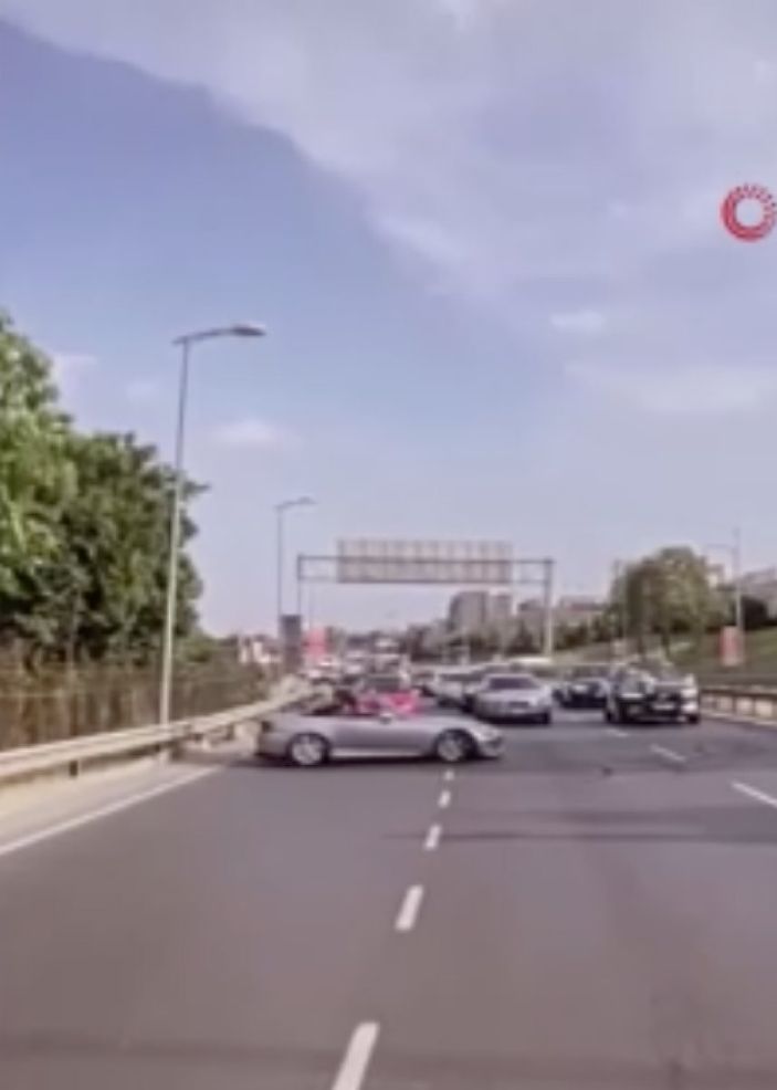 i İstanbul'da düğün konvoyunun önünde drift yaptı