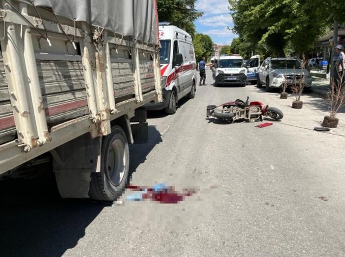 Eskişehir'de elektrikli bisiklet sürücüsü kamyonun altında kaldı