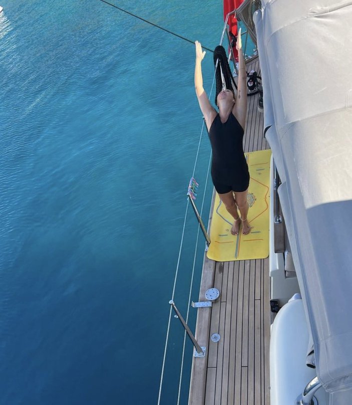 Pınar Altuğ teknede amuda kalktı!