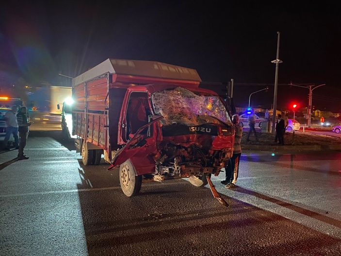 Afyonkarahisar'da kamyonlar kaza yaptı: 2 yaralı