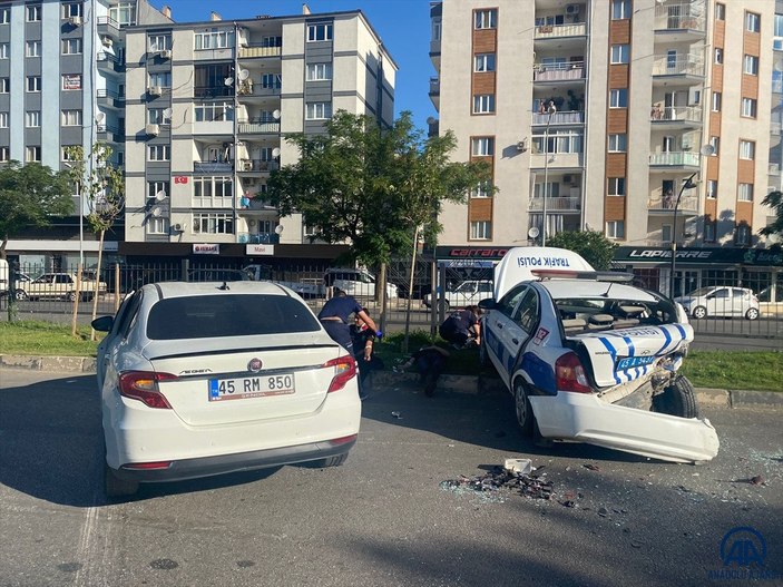 Manisa'daki trafik kazasında 5'i polis 6 kişi yaralandı