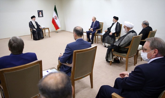 Vladimir Putin, İran lideri Hamaney ile görüştü