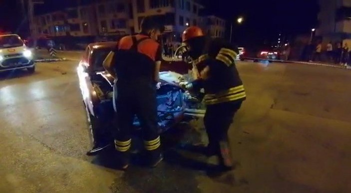 Erzincan'da iki araç çarpıştı: 1'i ağır 4 yaralı