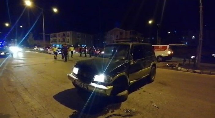Erzincan'da iki araç çarpıştı: 1'i ağır 4 yaralı