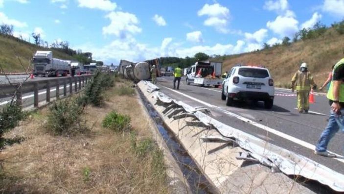 Sarıyer'de kontrolden çıkan kimyasal yüklü tır yan yattı
