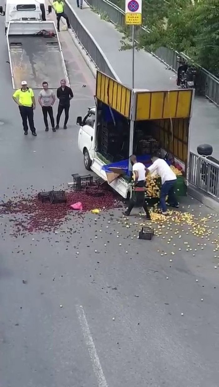 İstanbul'da arabası bağlanan seyyar satıcı meyveleri yola döktü