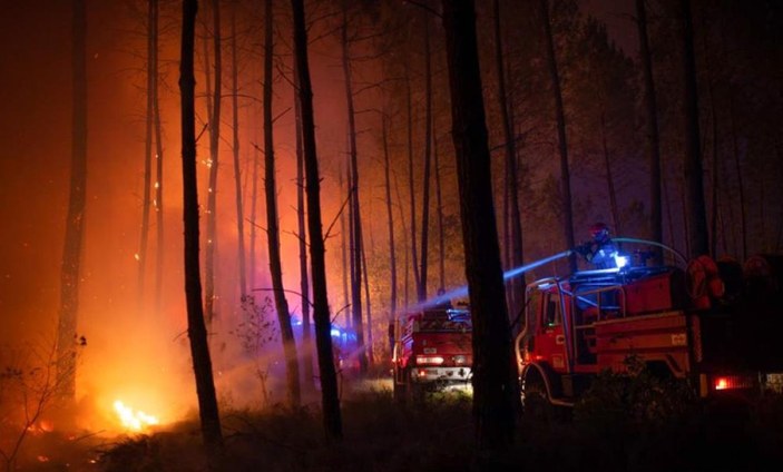 Fransa'da devam eden yangında 19 bin 300 hektarlık alan kül oldu