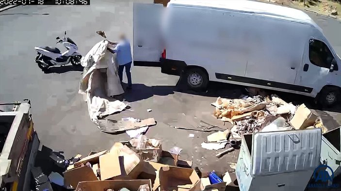 Bodrum'da bir kişiye, konteyner önüne döktüğü atıklar geri toplatıldı