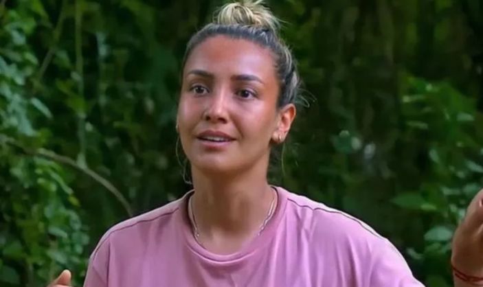 Survivor Evrim bacak dekoltesi ile akıl aldı! 'Kasığına kadar açmışsın'