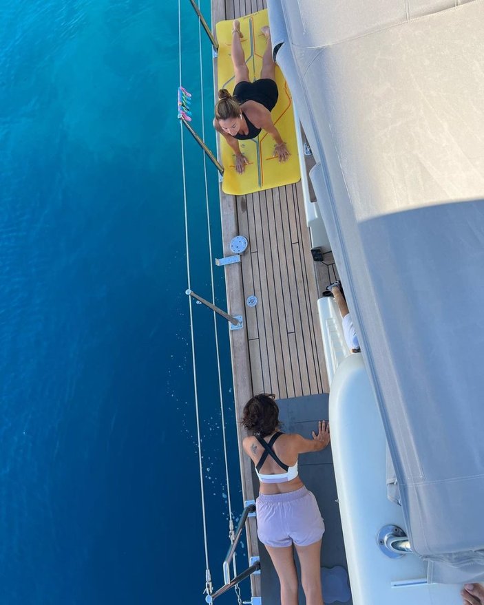 Pınar Altuğ, teknede amuda kalktı