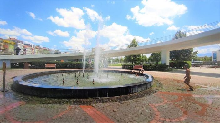 Kocaeli'de uyarılara aldırış etmeyen çocuklar süs havuzuna girdi