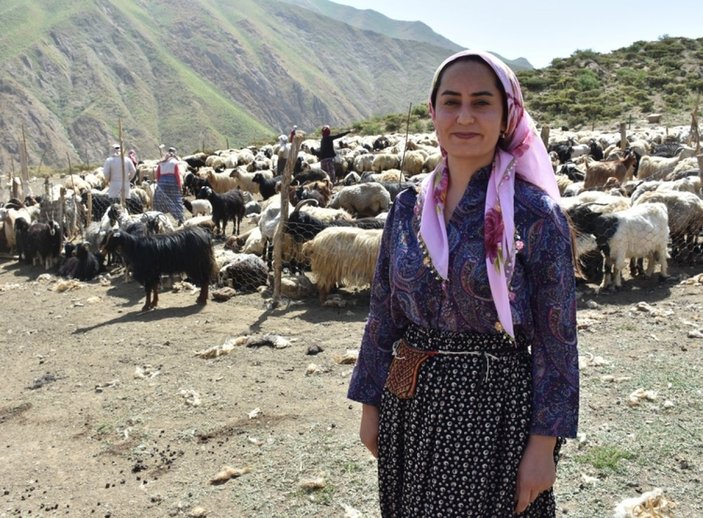 Hakkari'de iki üniversite mezunu genç kadın, hayvancılıktaki başarısıyla örnek oldu