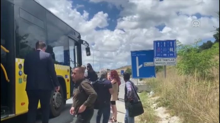 İETT otobüsü arızalandı, havalimanı yolcuları yolda kaldı