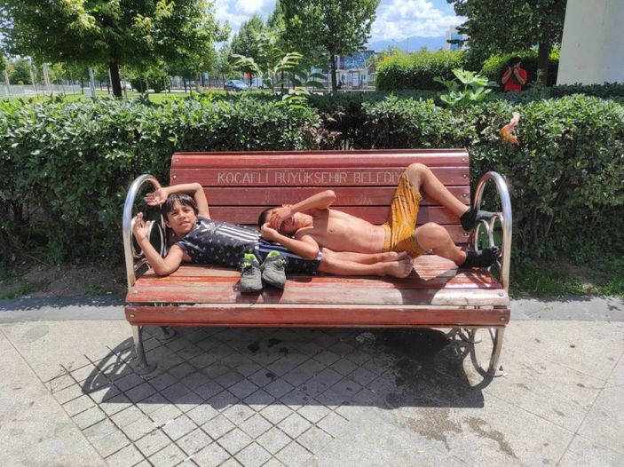 Kocaeli'de uyarılara aldırış etmeyen çocuklar süs havuzuna girdi