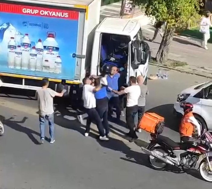 Ankara’da moto kurye ile kamyonet sürücüsünün yol kavgası