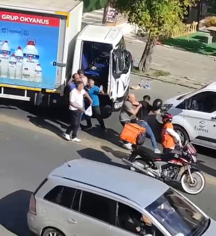 Ankara’da moto kurye ile kamyonet sürücüsünün yol kavgası