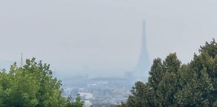 Fransa'da orman yangınlarının kokusu Paris'e ulaştı