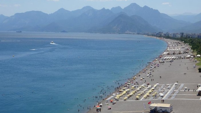 Antalya'da denize girenlerin plaj şemsiyeleri ile imtihanı kameralara yansıdı