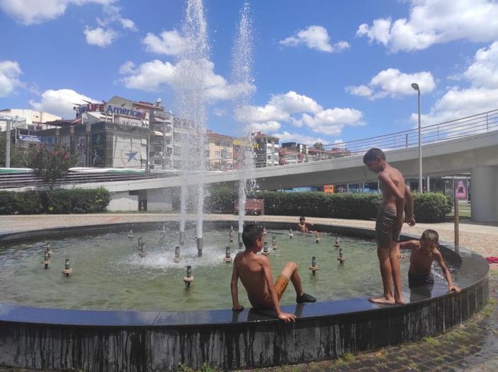Kocaeli'de uyarılara aldırış etmeyen çocuklar süs havuzuna girdi