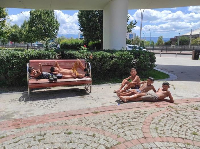 Kocaeli'de uyarılara aldırış etmeyen çocuklar süs havuzuna girdi