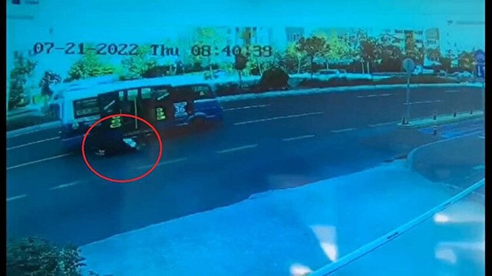 Ankara'da kapısı açık ilerleyen minibüsten düşen kadın yaralandı