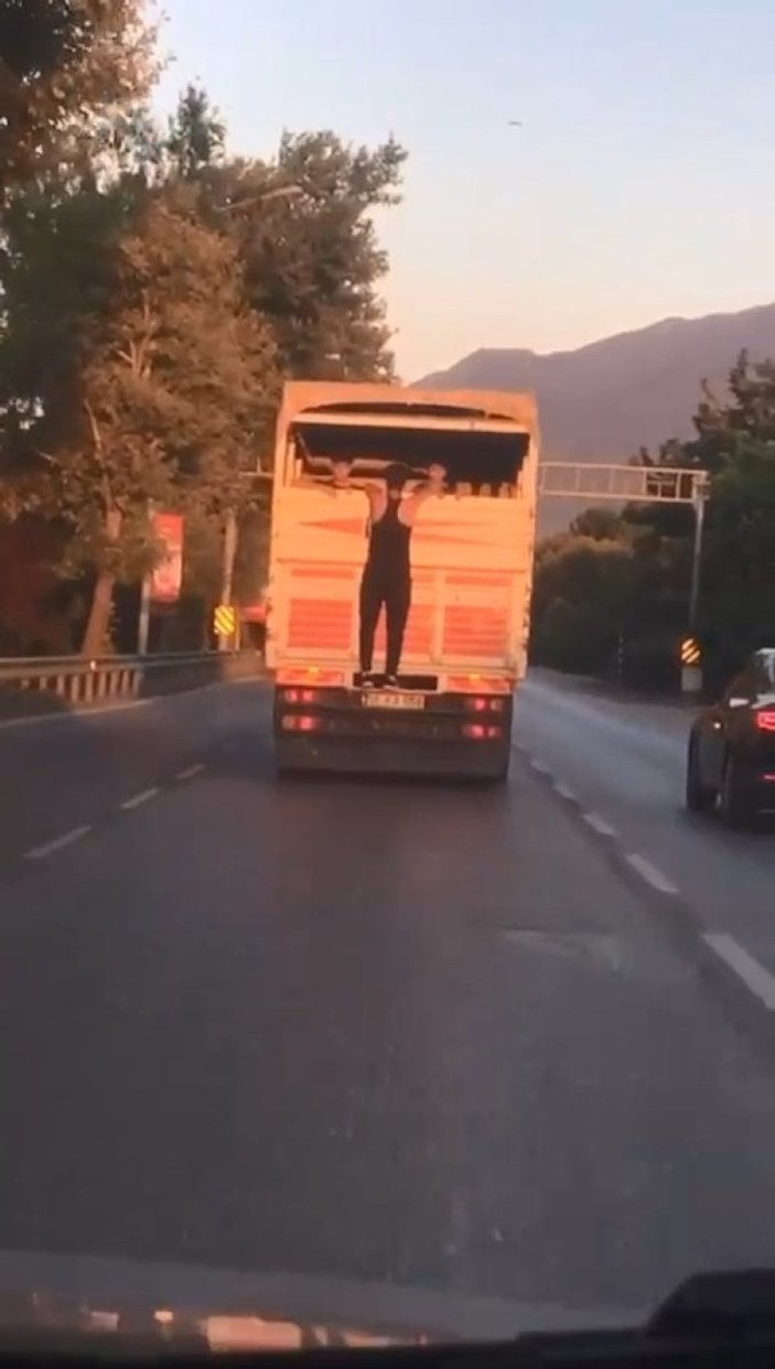 Bursa'da kamyon kasasının kapağına tutunarak seyahat etti