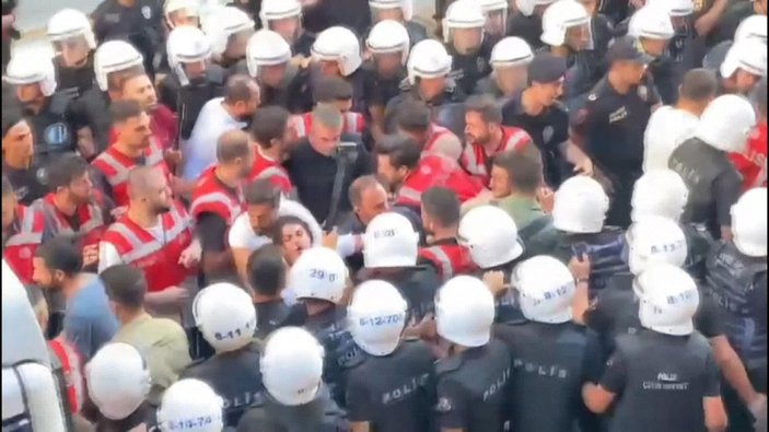 Kadıköy’de izinsiz yürüyüşe polis müdahalesi: 106 gözaltı