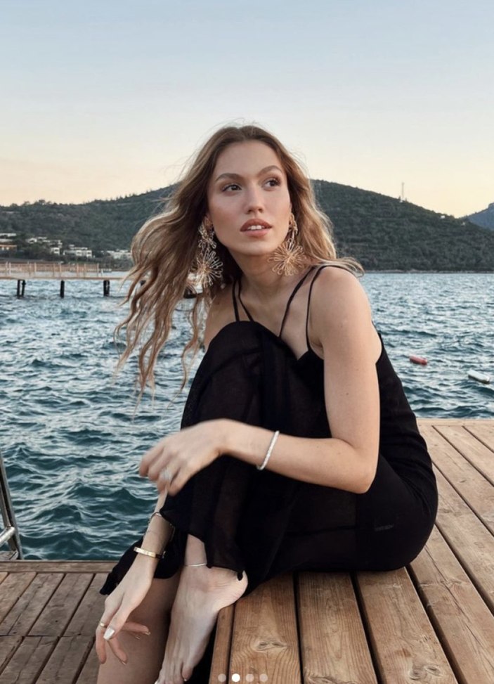 Duygu Özaslan pembe bikinisiyle ortalığı yaktı!