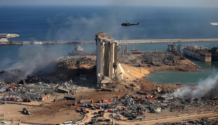 Lübnan'da 2 yıl önceki liman patlamasının enkazından alevler yükseldi