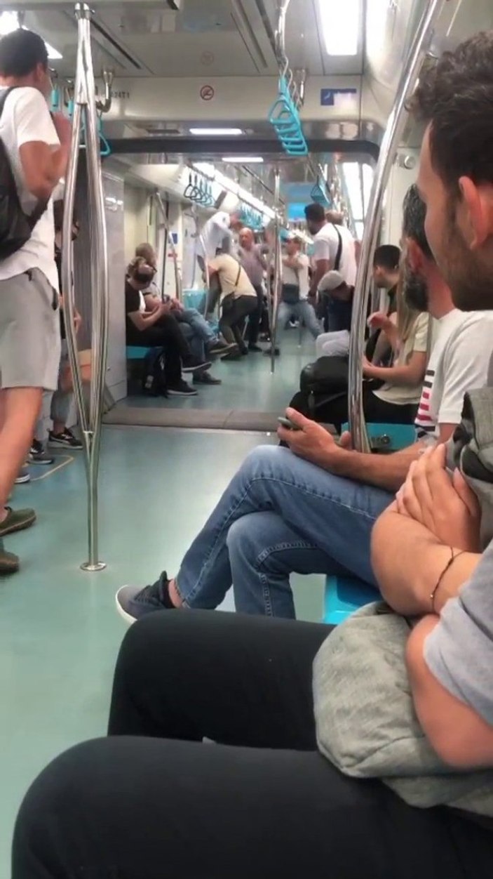 Marmaray'da güreşir gibi kavga ettiler