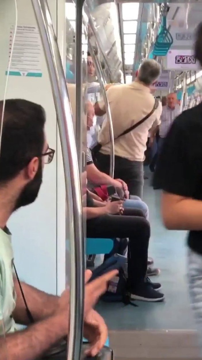 Marmaray'da güreşir gibi kavga ettiler