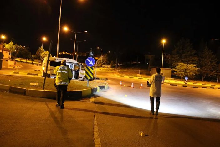 Uşak'ta denetimden kaçan kamyonet sürücüsü, polise çarptı