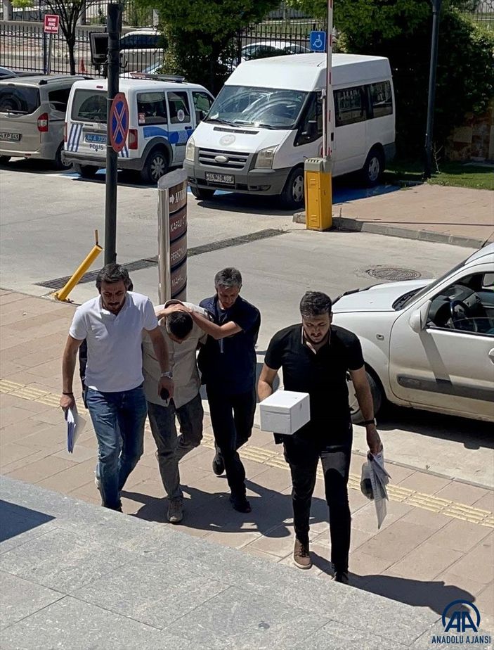 Uşak'ta denetimden kaçan kamyonet sürücüsü, polise çarptı