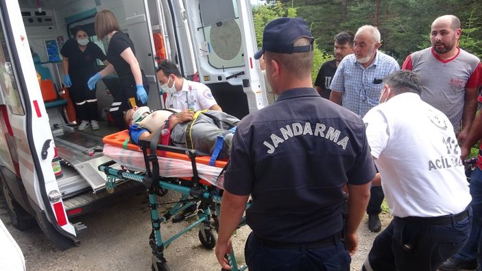 Bolu'da devrilen traktördeki anne ve oğlu yaralı kurtuldu