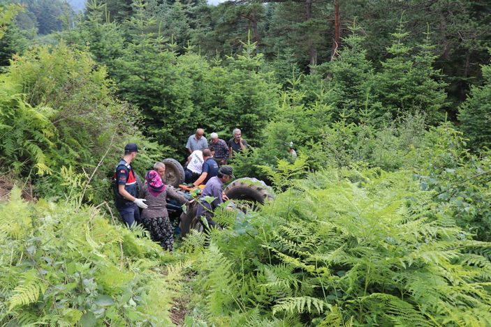 Bolu'da devrilen traktördeki anne ve oğlu yaralı kurtuldu