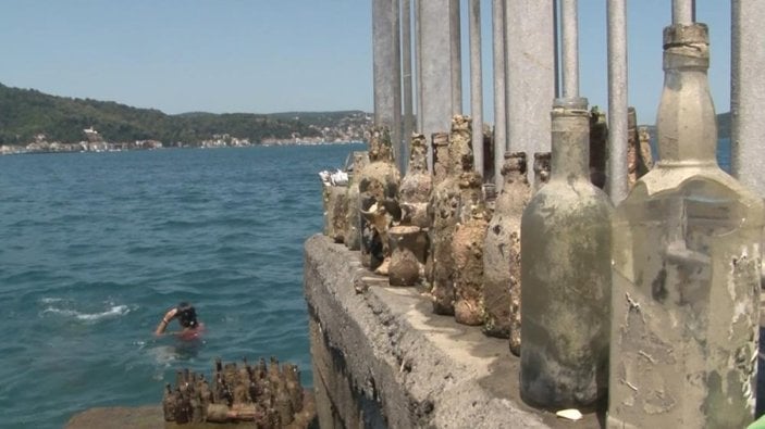 Sarıyer sahiline denize girmek için giden aile çöp topladı